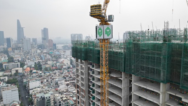 Sau thời gian dài tạm ngừng do vướng thủ tục, dự án Grand Manhattan bắt đầu thi công trở lại. Ảnh: Lê Toàn Sau thời gian dài tạm ngừng do vướng thủ tục, dự án Grand Manhattan bắt đầu thi công trở lại. Ảnh: Lê Toàn