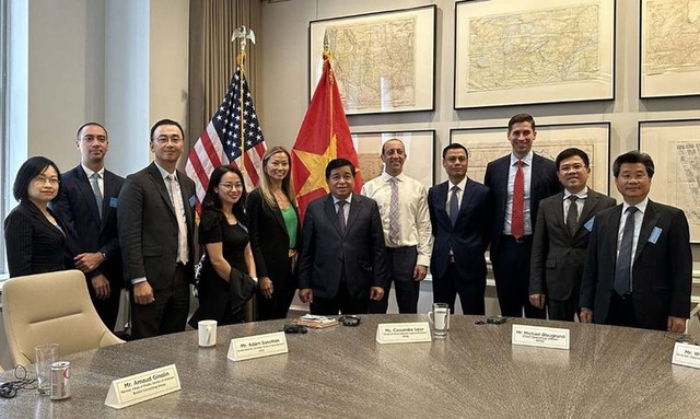 Bộ trưởng làm việc với Sở Giao dịch chứng khoán New York (NYSE). Để cụ thể hóa nội dung tại buổi làm việc giữa Thủ tướng Chính phủ Phạm Minh Chính và NYSE năm 2022, Bộ trưởng đã có buổi trao đổi với NYSE về những kinh nghiệm của NYSE trong việc phát triển thị trường vốn, cổ phiếu, trái phiếu, phái sinh…