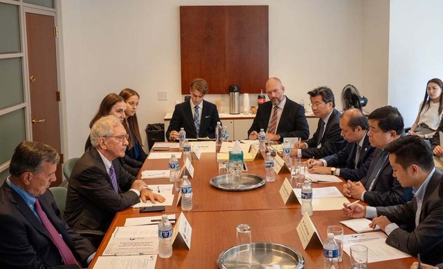 Bộ trưởng làm việc với Tập đoàn Dịch vụ Tài chính tình nguyện (FSVC). Bộ trưởng Nguyễn Chí Dũng và ông Andrew Spinler, Chủ tịch kiêm CEO của FSVC đã có những thảo luận nhiều chuyên môn, sâu sắc về kinh nghiệm xây dựng trung tâm tài chính tại Việt Nam.