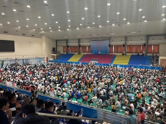 “Biển người” xếp hàng đăng ký mua nhà ở xã hội tại dự án NHS Trung Văn. Ảnh: Thanh niên. “Biển người” xếp hàng đăng ký mua nhà ở xã hội tại dự án NHS Trung Văn. Ảnh: Thanh niên.