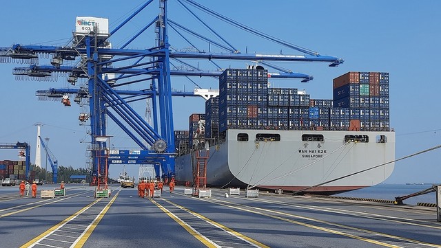 Bến 1, 2 Cảng Lạch Huyện đang được khai thác hiệu quả cho các chuyến hải trình đi khắp thế giới. Ảnh: Thanh Tân Bến 1, 2 Cảng Lạch Huyện đang được khai thác hiệu quả cho các chuyến hải trình đi khắp thế giới. Ảnh: Thanh Tân