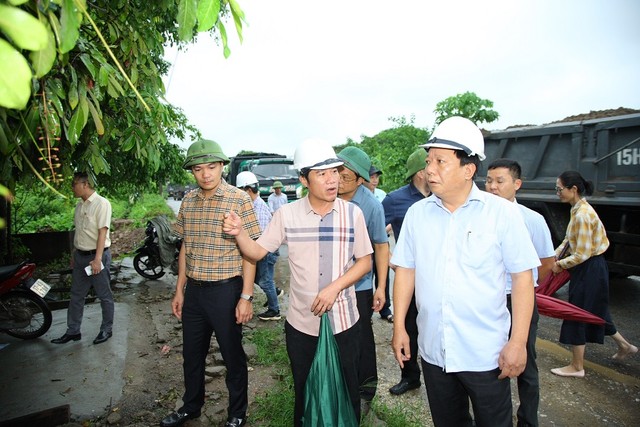 Ông Nguyễn Đức Thọ, Phó Chủ tịch UBND thành phố cùng các ngành và lãnh đạo địa phương kiểm tra, đôn đốc các nhà thầu thi công bám sát kế hoạch, đẩy nhanh tiến độ xây dựng. Ảnh: Hoàng Phước.