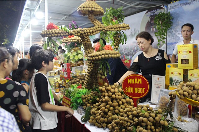 Các gian hàng trưng bày đặc sản, sản phẩm du lịch của tỉnh Hưng Yên.