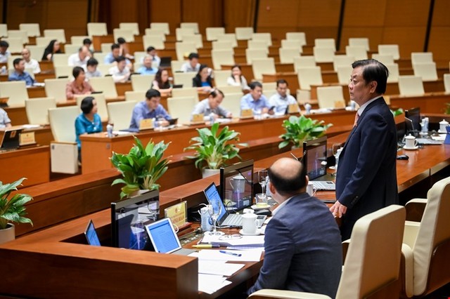 Bộ trưởng Bộ Nông nghiệp và phát triển nông thôn trả lời chất vấn tại điểm cầu Diên Hồng. Bộ trưởng Bộ Nông nghiệp và phát triển nông thôn trả lời chất vấn tại điểm cầu Diên Hồng.