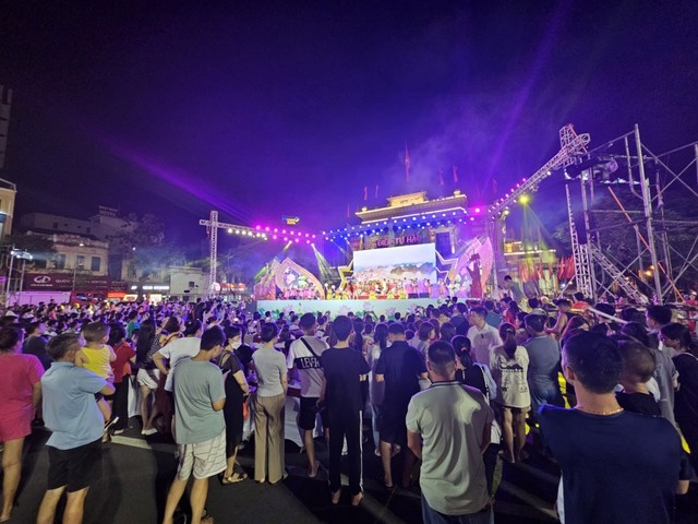 Chương trình thu hút đông đảo nhân dân Thành phố tham dự. Ảnh: Thanh Sơn