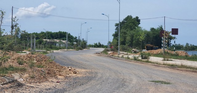 Một đoạn của tuyến tránh đi qua TP. Đông Hà chưa được khớp nối đồng bộ do vẫn còn 4,26km chiều dài chưa được đầu tư xây dựng. Một đoạn của tuyến tránh đi qua TP. Đông Hà chưa được khớp nối đồng bộ do vẫn còn 4,26km chiều dài chưa được đầu tư xây dựng.