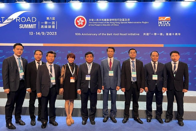 Bộ trưởng Nguyễn Chí Dũng dẫn đầu đoàn công tác, với sự tham gia của một số lãnh đạo đơn vị thuộc Bộ Kế hoạch và Đầu tư.