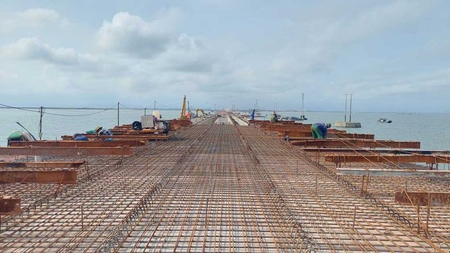 Thi công hạng mục cầu thuộc Dự án đường kết nối từ cao tốc Vân Đồn - Móng Cái đến Cảng Vạn Ninh. Nguồn ảnh: Ban Quản lý dự án đầu tư xây dựng TP.Móng Cái. Thi công hạng mục cầu thuộc Dự án đường kết nối từ cao tốc Vân Đồn - Móng Cái đến Cảng Vạn Ninh. Nguồn ảnh: Ban Quản lý dự án đầu tư xây dựng TP.Móng Cái.