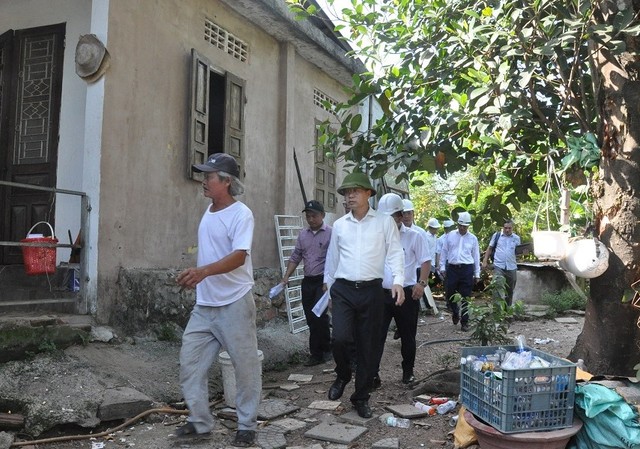Ông Nguyễn Văn Quảng kiểm tra việc ảnh hưởng của dự án Cụm công nghiệp Cẩm Lệ tại các hộ dân chung quanh.