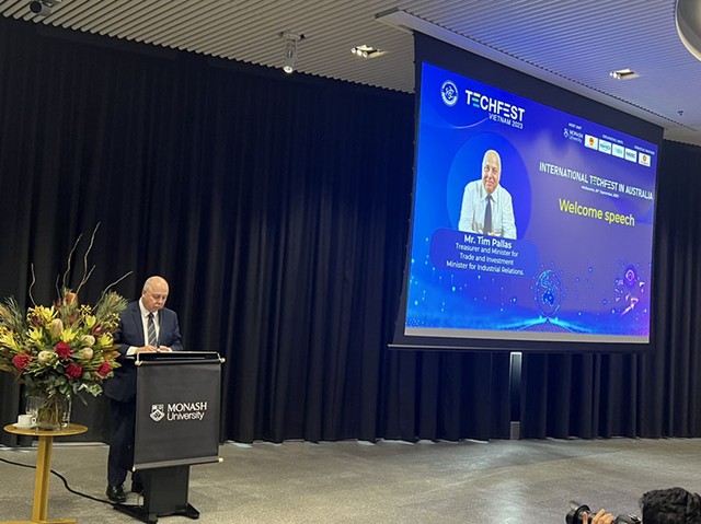 Ông Tim Pallas - Thủ quỹ, Bộ trưởng Thương mại và Đầu tư và Bộ trưởng Quan hệ Công nghiệp của bang Victoria. Ông Tim Pallas - Thủ quỹ, Bộ trưởng Thương mại và Đầu tư và Bộ trưởng Quan hệ Công nghiệp của bang Victoria.