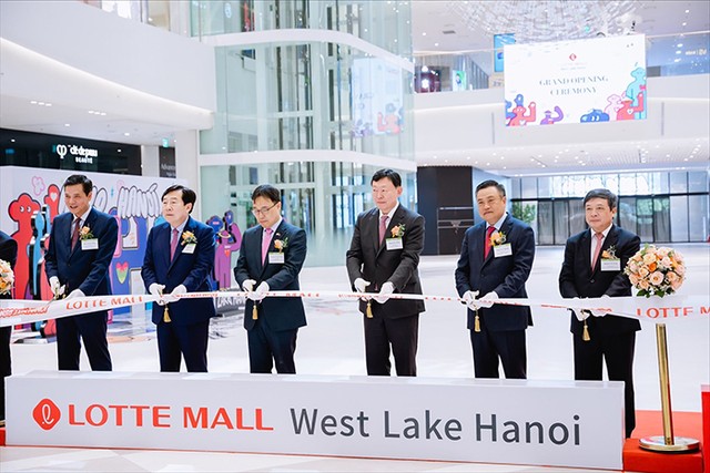 Các đại biểu cắt băng khai trương Trung tâm thương mại Lotte mall West Lake - Hà Nội. Các đại biểu cắt băng khai trương Trung tâm thương mại Lotte mall West Lake - Hà Nội.