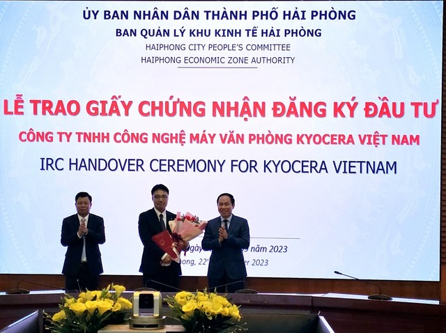 Trao giấy chứng nhận tăng vốn đầu tư Dự án sản xuất máy và thiết bị văn phòng cho Công ty TNHH Công nghệ máy văn phòng Kyocera Việt Nam (Nhật Bản). Trao giấy chứng nhận tăng vốn đầu tư Dự án sản xuất máy và thiết bị văn phòng cho Công ty TNHH Công nghệ máy văn phòng Kyocera Việt Nam (Nhật Bản).