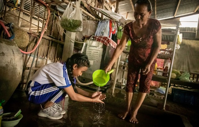 Em Lâm Thị Diễm Như và bà ngoại, Sơn Thị Sương (huyện Long Phú, tỉnh Sóc Trăng, Việt Nam) là hộ người dân tộc Khmer không có nhà tiêu hợp vệ sinh Em Lâm Thị Diễm Như và bà ngoại, Sơn Thị Sương (huyện Long Phú, tỉnh Sóc Trăng, Việt Nam) là hộ người dân tộc Khmer không có nhà tiêu hợp vệ sinh