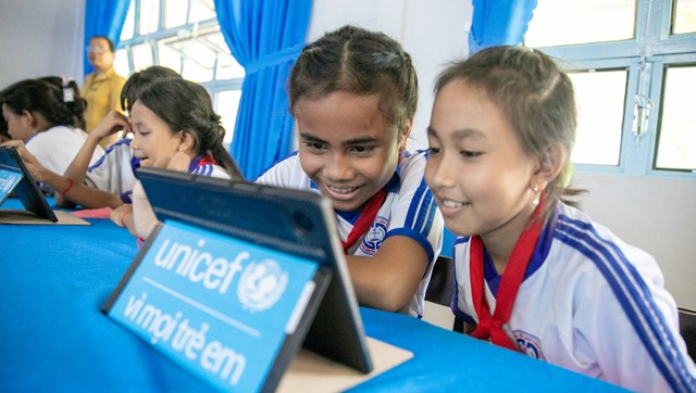 Như (trái) và các bạn lần đầu trải nghiệm thư viện số trên máy tính bảng Như (trái) và các bạn lần đầu trải nghiệm thư viện số trên máy tính bảng