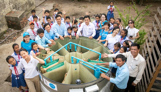 Nhà vệ sinh không phát thải đầu tiên tại Việt Nam, "Net-Zero Aquonic," được vận chuyển đến trường tiểu học Long Phú C để chuẩn bị lắp đặt. Đây là một hệ thống xử lý nước thải đột phá, khai thác năng lượng sạch từ tấm pin mặt trời để biến nước thải thành nước sạch và không có vi khuẩn, sẽ được tái sử dụng để xả toilet Nhà vệ sinh không phát thải đầu tiên tại Việt Nam, "Net-Zero Aquonic," được vận chuyển đến trường tiểu học Long Phú C để chuẩn bị lắp đặt. Đây là một hệ thống xử lý nước thải đột phá, khai thác năng lượng sạch từ tấm pin mặt trời để biến nước thải thành nước sạch và không có vi khuẩn, sẽ được tái sử dụng để xả toilet