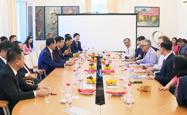 Tiếp đoàn Công tác của UBND tỉnh Hà Tĩnh là bà Antonia Zahn - Weber, Giám đốc điều hành Công ty VFT Industry UG. Ảnh nguồn: BHT Tiếp đoàn Công tác của UBND tỉnh Hà Tĩnh là bà Antonia Zahn - Weber, Giám đốc điều hành Công ty VFT Industry UG. Ảnh nguồn: BHT