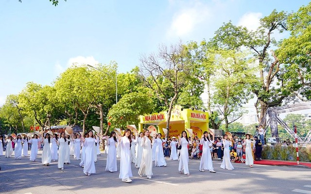 Carnaval thu Hà Nội nằm trong khuôn khổ chương trình “Festival Thu Hà Nội 2023”. Đây là sự kiện được dàn dựng công phu với quy mô lớn, là sự giao thoa sống động giữa truyền thống và hiện đại, đem lại những nét văn hóa vô cùng tinh tế, nhiều sắc màu không chỉ của Thủ đô Hà Nội mà còn của rất nhiều địa phương trên dải đất hình chữ S thân yêu.