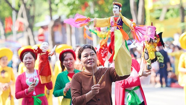 Bên cạnh đó, Carnaval Thu Hà Nội còn mang đến cho người dân các phần trình diễn nghệ thuật đặc sắc như: vở diễn “Tinh Hoa Bắc Bộ”, tái hiện một vụ mùa bội thu; Nghệ thuật múa rối cạn của huyện Mỹ Đức; Diều sáo của huyện Đông Anh