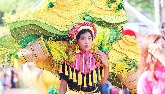 Trang phục &quot;Mùa vàng bội thu&quot; - Bộ sưu tập được nhà thiết kế Thạch Linh lấy ý tưởng từ phong cảnh thiên nhiên tươi đẹp hùng vĩ của Việt Nam và &quot; Sắc vàng&quot; trải dài vô tận của cánh đồng lúa tạo nên bức tranh mang đậm màu sắc làng quê Việt.