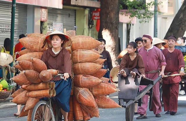 Chia sẻ với phóng viên báo Đầu tư, cô Nguyễn Minh Tâm (quận Hai Bà Trưng) chia sẻ: “Là người con đất Việt, tôi cảm thấy vui, phấn khởi, tự hào và xúc động. Tất cả các tiết mục đều rất ý nghĩa, cô rất thích màn biểu diễn múa lân, múa rồng vì nó thể hiện được sức mạnh của Việt Nam và tinh thần tự tôn dân tộc”.