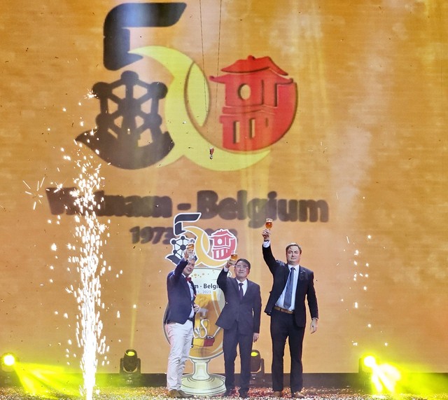 Đại sứ Bỉ cùng lãnh đạo DEEP C và lãnh đạo TP. Hải Phòng thực hiện nghi thức khai mạc Lễ hội Đại sứ Bỉ cùng lãnh đạo DEEP C và lãnh đạo TP. Hải Phòng thực hiện nghi thức khai mạc Lễ hội