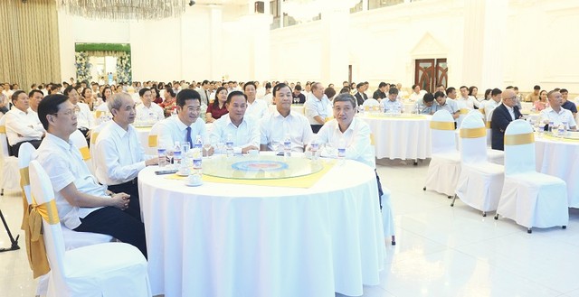 Lãnh đạo tỉnh Nam Định, các sở, ngành, địa phương, Hiệp hội Doanh nghiệp nhỏ và vừa tỉnh cùng gần 500 doanh nhân tiêu biểu dự hội nghị