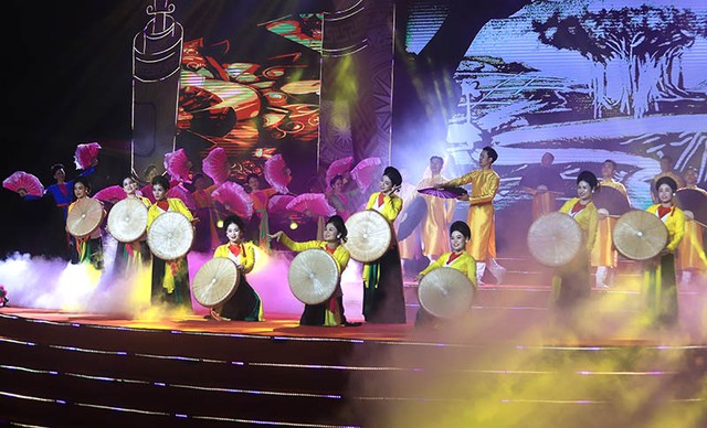 Chương trình nghệ thuật “Linh thiêng đất Phật” tại khai mạc lễ hội.