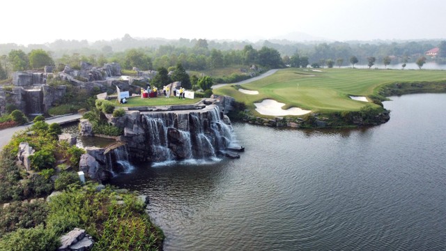 Hố 19, tại sân King Course, sân golf Kings Island Đồng Mô. Hố 19, tại sân King Course, sân golf Kings Island Đồng Mô.