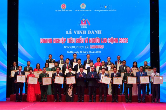 Phó Thủ tướng Lê Minh Khái (hàng đầu, thứ 6 từ trái sang) và Chủ tịch Tổng Liên đoàn Lao động Việt Nam Nguyễn Đình Khang (hàng đầu, thứ 6 từ phải sang) chụp ảnh kỷ niệm cùng các doanh nghiệp được nhận Bằng khen “Doanh nghiệp tiêu biểu vì người lao động” Phó Thủ tướng Lê Minh Khái (hàng đầu, thứ 6 từ trái sang) và Chủ tịch Tổng Liên đoàn Lao động Việt Nam Nguyễn Đình Khang (hàng đầu, thứ 6 từ phải sang) chụp ảnh kỷ niệm cùng các doanh nghiệp được nhận Bằng khen “Doanh nghiệp tiêu biểu vì người lao động”