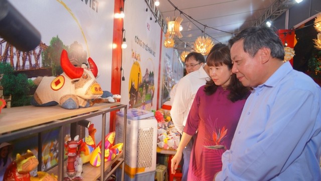 Các đại biểu tham quan gian hàng quà tặng tại Lễ hội. (Ảnh: Anh Tùng) Các đại biểu tham quan gian hàng quà tặng tại Lễ hội. (Ảnh: Anh Tùng)