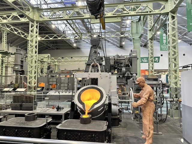 Khu trưng bày sản xuất công nghiệp năng, cơ khí chế tạo để sản xuất ra chiếc xe ô tô. Khu trưng bày sản xuất công nghiệp năng, cơ khí chế tạo để sản xuất ra chiếc xe ô tô.