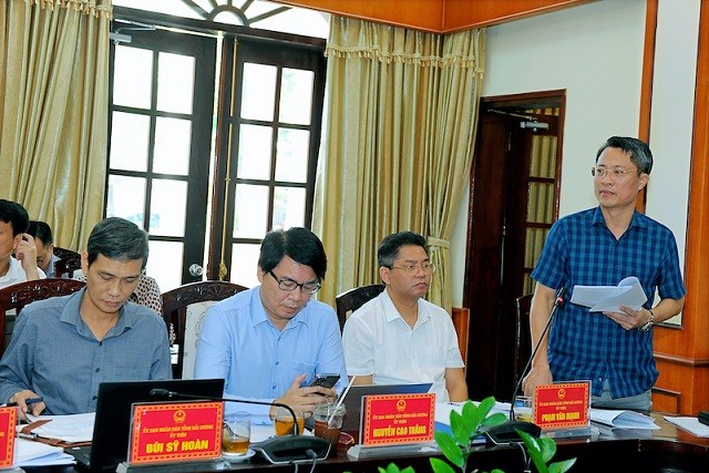 Ông Nguyễn Trung Kiên, Trưởng Ban Quản lý các khu công nghiệp tỉnh Hải Dương trình bày tờ trình về 2 dự án tại phiên họp UBND tỉnh thường kỳ tháng 11. Ông Nguyễn Trung Kiên, Trưởng Ban Quản lý các khu công nghiệp tỉnh Hải Dương trình bày tờ trình về 2 dự án tại phiên họp UBND tỉnh thường kỳ tháng 11.