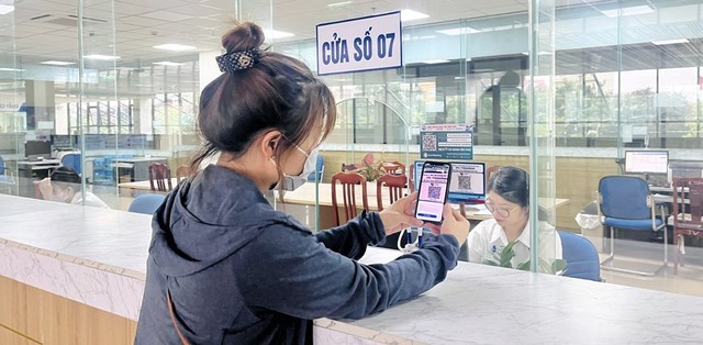 Người dân thực hiện thanh toán không dùng tiền mặt bằng hình thức QR code tại Bệnh viện đa khoa tỉnh Vĩnh Phúc Người dân thực hiện thanh toán không dùng tiền mặt bằng hình thức QR code tại Bệnh viện đa khoa tỉnh Vĩnh Phúc