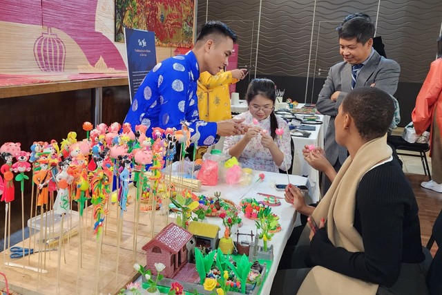 Trong Không gian văn hóa Việt Nam, các nghệ nhân hướng dẫn khách tham quan trải nghiệm nhiều loại hình văn hóa đặc sắc. (Ảnh: Bộ Ngoại giao Việt Nam).