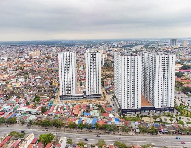 Các toà chung cư HH1-HH2-HH3-HH4 Đổng Quốc Bình, quận Ngô Quyền được đầu tư để giải quyết nhà ở cho các hộ dân sinh sống tại chung cư cũ xuống cấp. Các toà chung cư HH1-HH2-HH3-HH4 Đổng Quốc Bình, quận Ngô Quyền được đầu tư để giải quyết nhà ở cho các hộ dân sinh sống tại chung cư cũ xuống cấp.