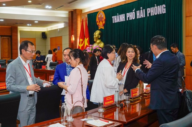 Các doanh nghiệp Singapore trao đổi thông tin tại buổi làm việc với các doanh nghiệp Hải Phòng. Các doanh nghiệp Singapore trao đổi thông tin tại buổi làm việc với các doanh nghiệp Hải Phòng.