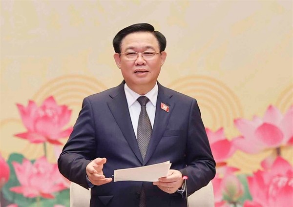 Chủ tịch Quốc hội Vương Đình Huệ lắng nghe các ý kiến đóng góp của đại diện các gia đình doanh nhân tiêu biểu. Chủ tịch Quốc hội Vương Đình Huệ lắng nghe các ý kiến đóng góp của đại diện các gia đình doanh nhân tiêu biểu.