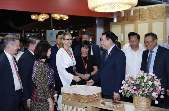 Chủ tịch Quốc hội Vương Đình Huệ cùng các đại biểu tham quan các gian hàng trưng bày tại Festival Bảo tồn và Phát triển làng nghề Việt Nam 2023.