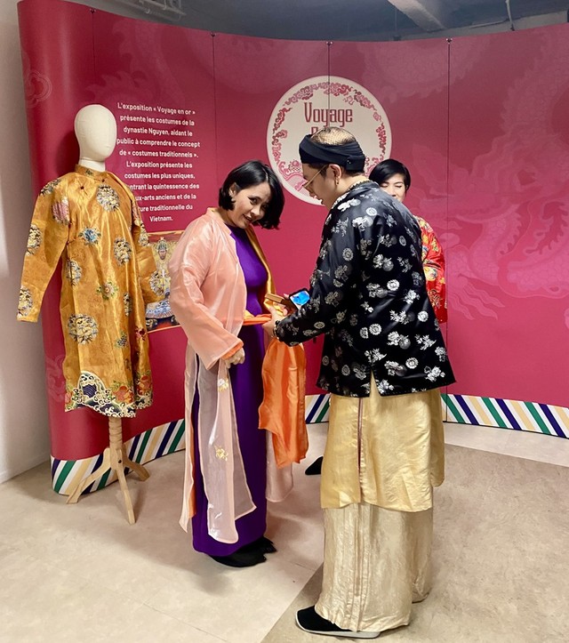 Thử cổ phục Việt Nam ngay trên đất Pháp là một trải nghiệm thú vị, khó quên đối với người dân Pháp cũng như cộng đồng Việt.