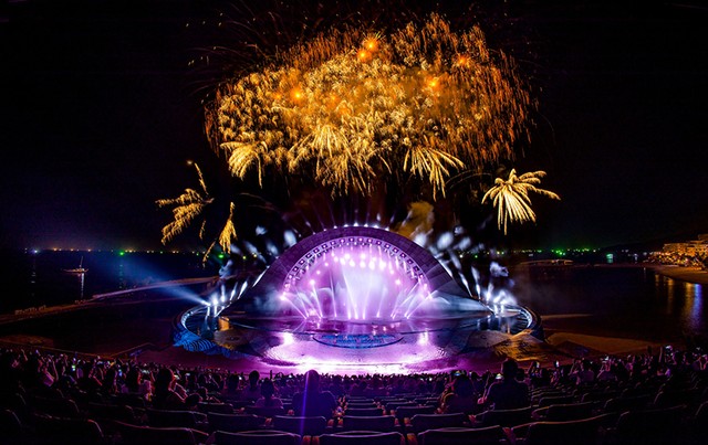 Show diễn ngoài trời kết hợp giữa trình diễn nhạc nước và nghệ thuật đa phương tiện quy mô lớn Nụ Hôn Giữa Ngàn Sao – Kiss The Stars chỉ có tại Phú Quốc.