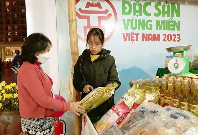 Người dân tiếp cận các gian hàng tại Hội chợ Đặc sản Vùng miền Việt Nam 2023. Người dân tiếp cận các gian hàng tại Hội chợ Đặc sản Vùng miền Việt Nam 2023.