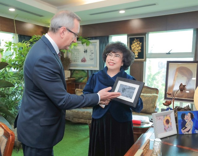 Nữ doanh nhân Thái Hương trò chuyện cùng Thống đốc tỉnh Kaluga Nữ doanh nhân Thái Hương trò chuyện cùng Thống đốc tỉnh Kaluga