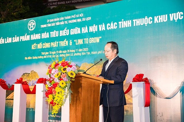 Ông Lê Tự Lực, Phó giám đốc Trung tâm Xúc tiến Đầu tư, Thương mại, Du lịch Thành phố Hà Nội phát biểu tại buổi triển lãm. Ông Lê Tự Lực, Phó giám đốc Trung tâm Xúc tiến Đầu tư, Thương mại, Du lịch Thành phố Hà Nội phát biểu tại buổi triển lãm.