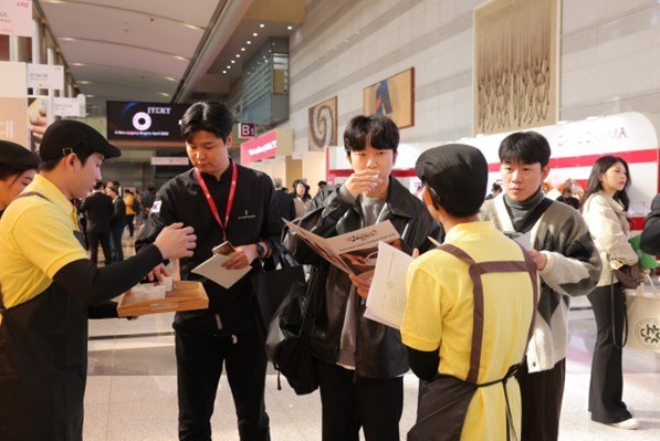 Người Hàn Quốc yêu thích hương vị cà phê Việt Người Hàn Quốc yêu thích hương vị cà phê Việt