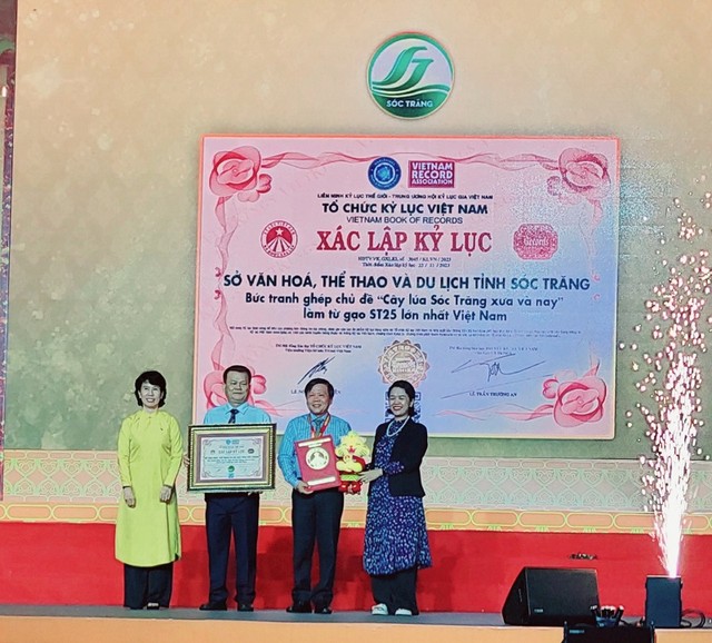 Tổ chức kỷ lục Việt Nam trao bằng xác lập kỷ lục bức tranh ghép chủ đề “Cây lúa Sóc Trăng xưa và nay” làm từ gạo ST25 lớn nhất Việt Nam cho lãnh đạo Sở Văn hóa, Thể thao và Du lịch tỉnh Sóc Trăng. Ảnh: Cao Xuân