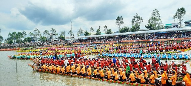 Các đội đua ghe Ngo chuẩn bị thi đấu Các đội đua ghe Ngo chuẩn bị thi đấu