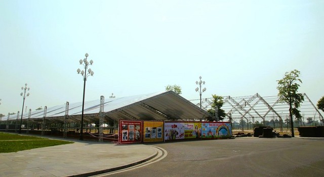 Các đơn vị sự kiện đang phối hợp triển khai lắp đặt hệ thống sân khấu, nhà sự kiện hội chợ… tại Quảng trường Thái Bình