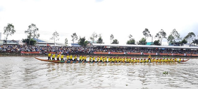 Đội đua ghe Ngo nữ trên đường về đích Đội đua ghe Ngo nữ trên đường về đích