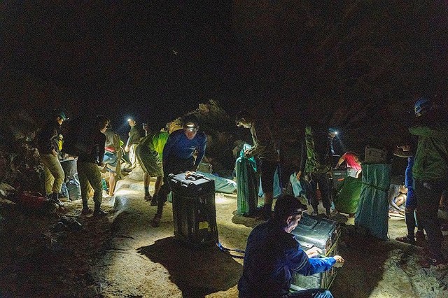 Đoàn làm phim cùng đội ngũ hỗ trợ đã phải mang theo hơn 1 tấn thiết bị băng rừng đến các địa điểm trong hang động.