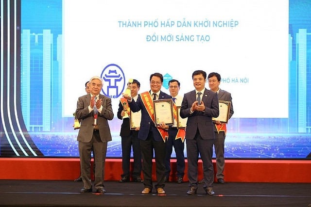 Giám đốc Sở Thông tin và Truyền thông Nguyễn Việt Hùng nhận Giải thưởng “Thành phố hấp dẫn khởi nghiệp đổi mới sáng tạo”. Giám đốc Sở Thông tin và Truyền thông Nguyễn Việt Hùng nhận Giải thưởng “Thành phố hấp dẫn khởi nghiệp đổi mới sáng tạo”.